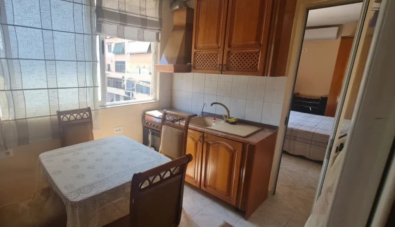 Tirane, jepet me qera apartament 3+1 , 100 m² 500 € (RRUGA DRITAN HOXHA)