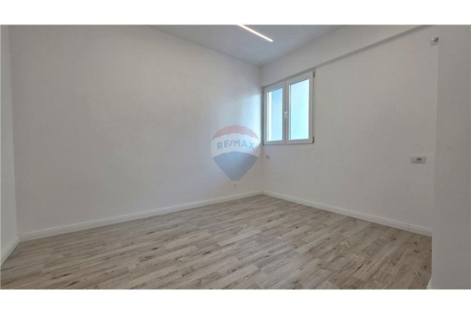 Vlore, shitet apartament 1+1+Ballkon Kati 9, 78 m² 120.000 € (Prane Palesters se Mundjes,Rruga Dush Strati, Vlore)