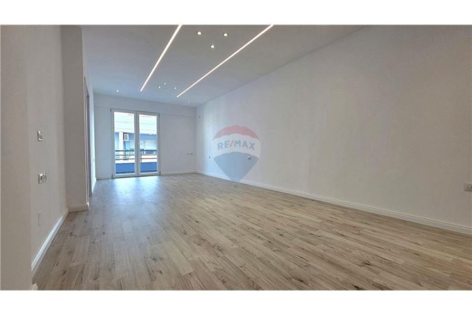 Vlore, shitet apartament 1+1+Ballkon Kati 9, 78 m² 120.000 € (Prane Palesters se Mundjes,Rruga Dush Strati, Vlore)