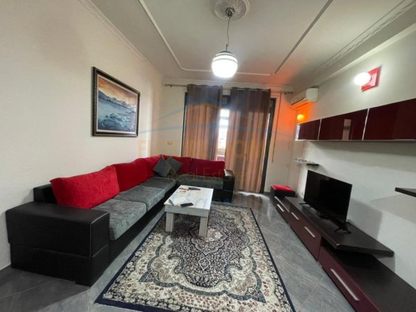 Tirane, jepet me qera apartament 1+1 Kati 4, 78 m² 650 € (Liqeni i Thate)
