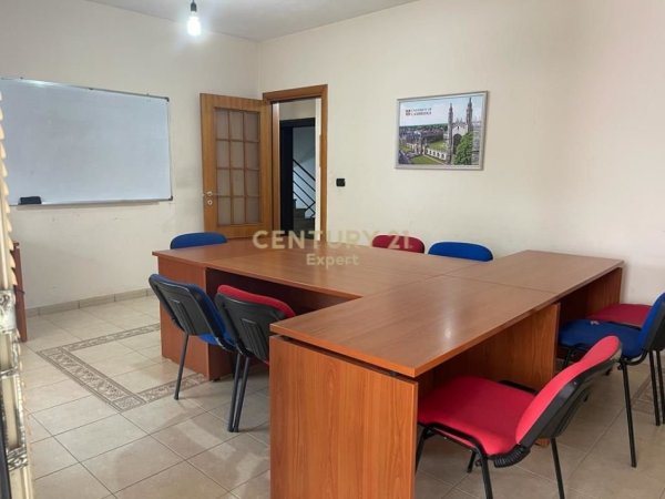 Tirane, jepet me qera zyre Kati 1, 196 m² 1.000 € (don bosko)