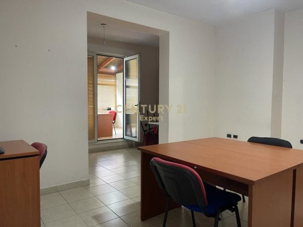 Tirane, jepet me qera zyre Kati 1, 196 m² 1.000 € (don bosko)