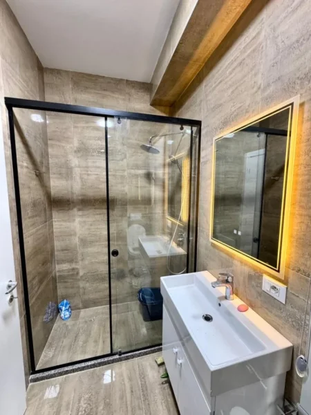 Tirane, jepet me qera apartament 2+1 Kati 8, 100 m² 1.300 € (Garden Building Residence , Rruga e Kavajes)