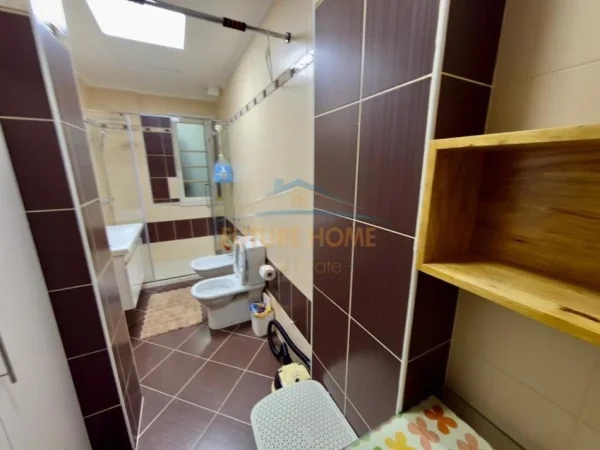 Tirane, jepet me qera apartament 3+1 Kati 5, 126 m² 1.350 € (LIQENI I THATE)