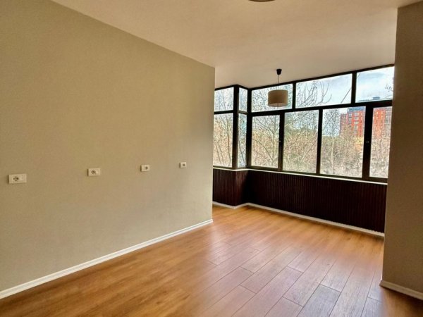Tirane, jepet me qera apartament 1+1+Ballkon Kati 3, 65 m² 700 € (ISH EKSPOZITA)