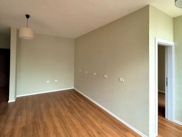 Tirane, jepet me qera apartament 1+1+Ballkon Kati 3, 65 m² 700 € (ISH EKSPOZITA)