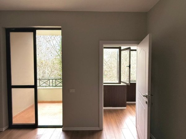 Tirane, jepet me qera apartament 1+1+Ballkon Kati 3, 65 m² 700 € (ISH EKSPOZITA)