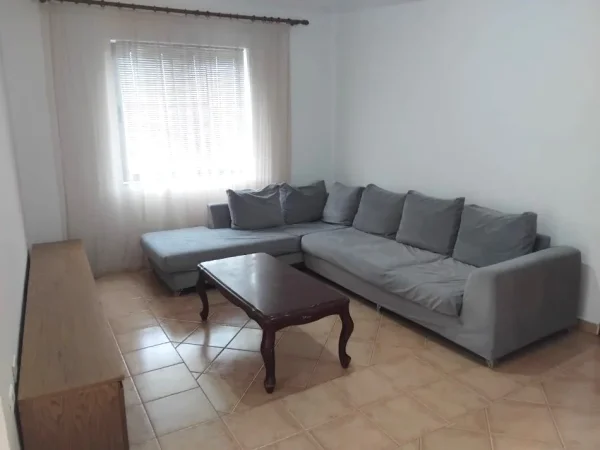 Jepet Apartament 1+1 me Qera tek Spitalet QSUT,  370 €uro , Afer Spitaleve