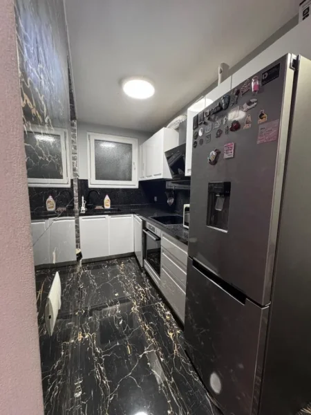 Tirane, jepet me qera apartament 2+1 Kati 3, 106 m² 900 € (RR.PERLAT REXHEPI, LIBRI UNIVERSITAR)