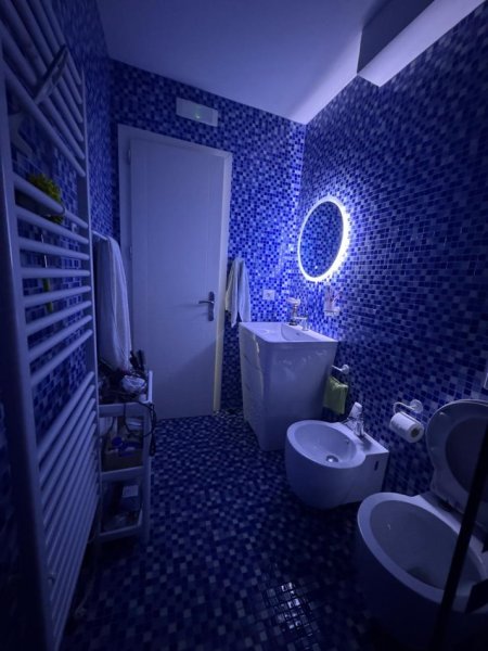 Tirane, jepet me qera apartament 2+1 Kati 3, 106 m² 900 € (RR.PERLAT REXHEPI, LIBRI UNIVERSITAR)