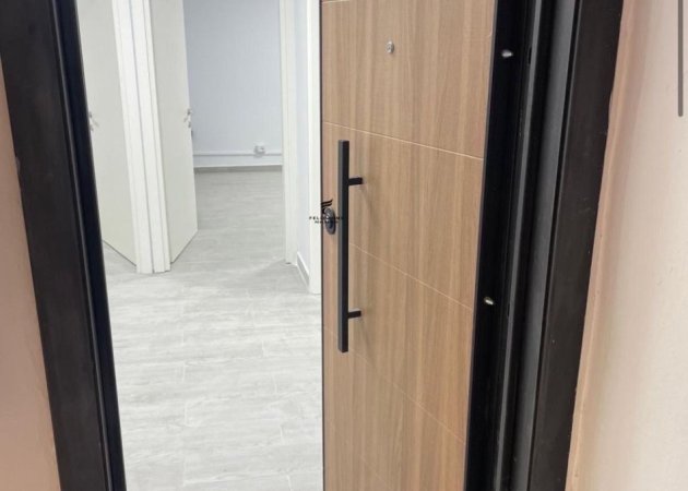 Tirane, jepet me qera zyre Kati 1, 113 m² 800 € (RRUGA IRFAN TOMINI)