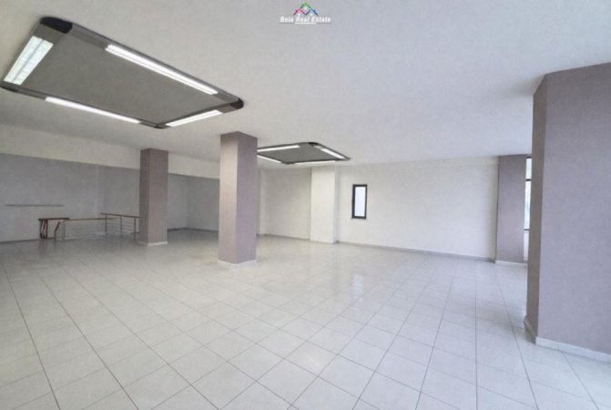 Tirane, jepet me qera dyqan Kati 0, 350 m² 7.000 € (Stacioni i Trenit)