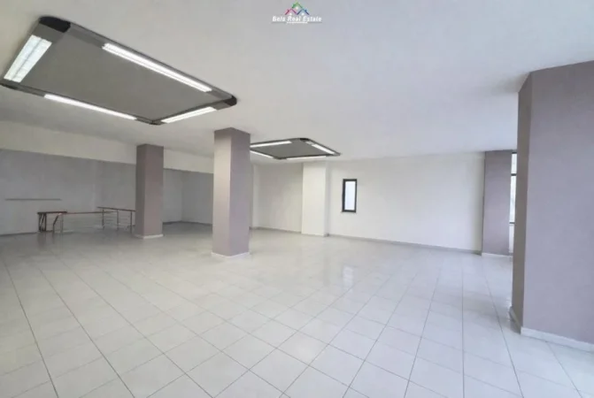 Tirane, jepet me qera dyqan Kati 0, 350 m² 7.000 € (Stacioni i Trenit)