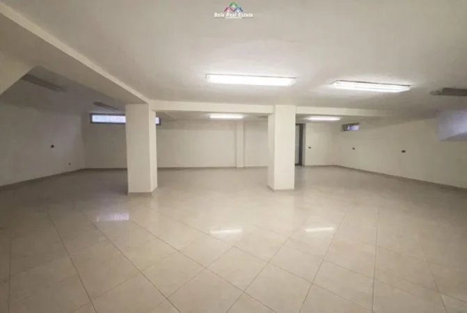 Tirane, jepet me qera dyqan Kati 0, 350 m² 7.000 € (Stacioni i Trenit)