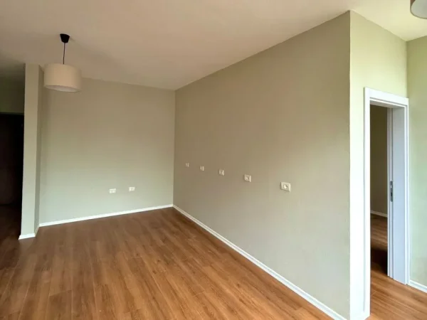 Tirane, jepet me qera zyre Kati 3, 65 m² 70 € (ISH EKSPOZITA)