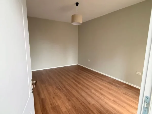 Tirane, jepet me qera zyre Kati 3, 65 m² 70 € (ISH EKSPOZITA)