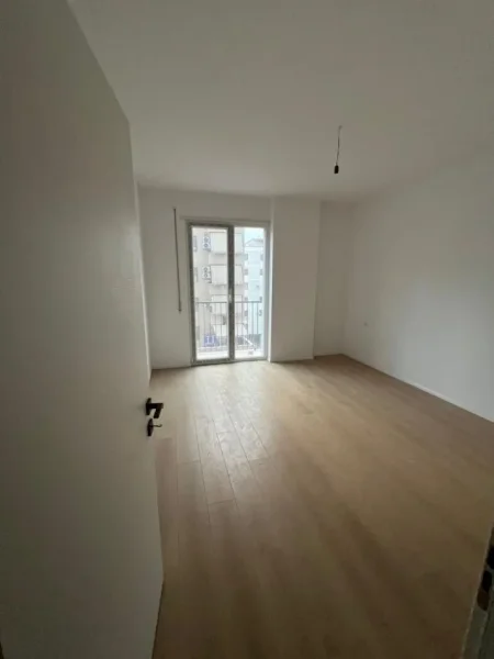 Tirane, jepet me qera apartament 2+1 Kati 4, 95 m² 300 € (Kamez)