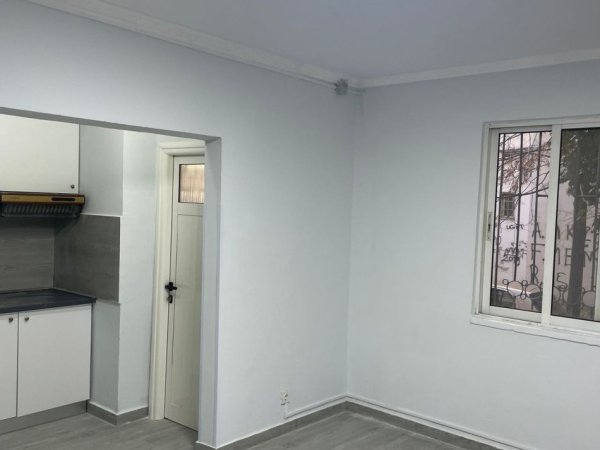 Tirane, jepet me qera zyre Kati 1, 113 m² 800 € (BULEVARDI BAJRAM CURRI)