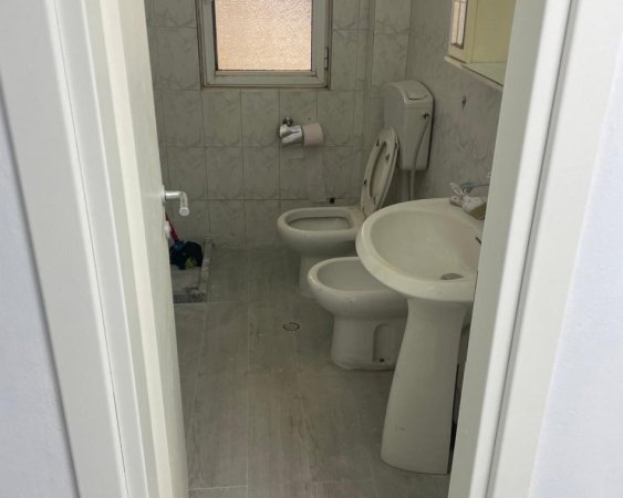 Tirane, jepet me qera zyre Kati 1, 113 m² 800 € (BULEVARDI BAJRAM CURRI)