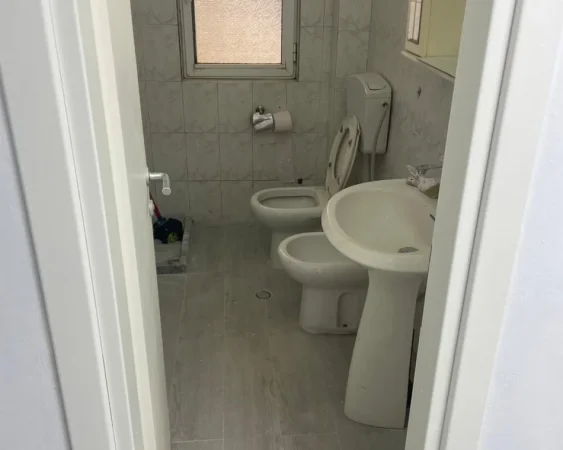 Tirane, jepet me qera zyre Kati 1, 113 m² 800 € (BULEVARDI BAJRAM CURRI)