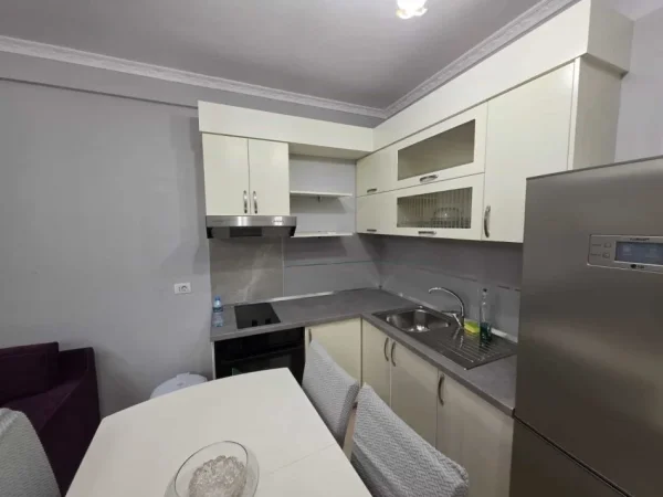 Tirane, jepet me qera apartament 2+1 , 93 m² 500 € (Rruga 3 Deshmoret)