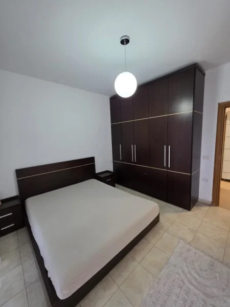 Tirane, jepet me qera apartament 1+1 Kati 5, 65 m² 500 € (Rrethi i Selites.)