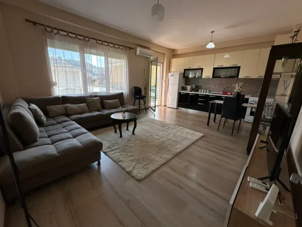 Tirane, jepet me qera apartament 2+1+Ballkon Kati 2, 100 m² 700 € (Liqeni i Thate)