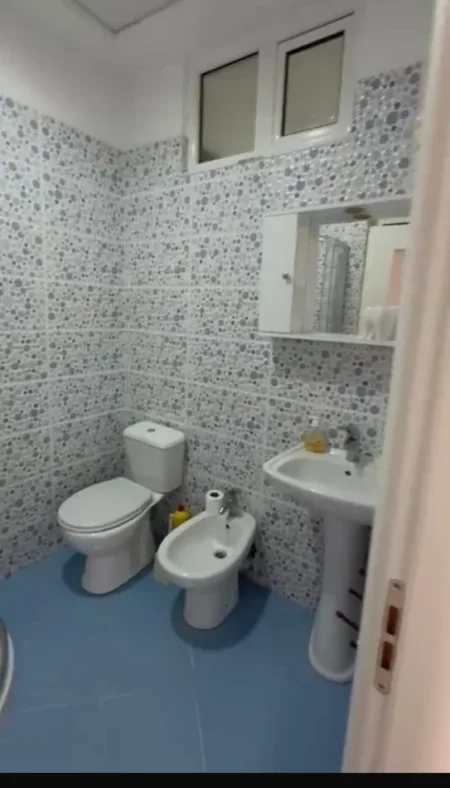 Tirane, jepet me qera apartament 2+1+Ballkon Kati 2, 100 m² 700 € (Liqeni i Thate)