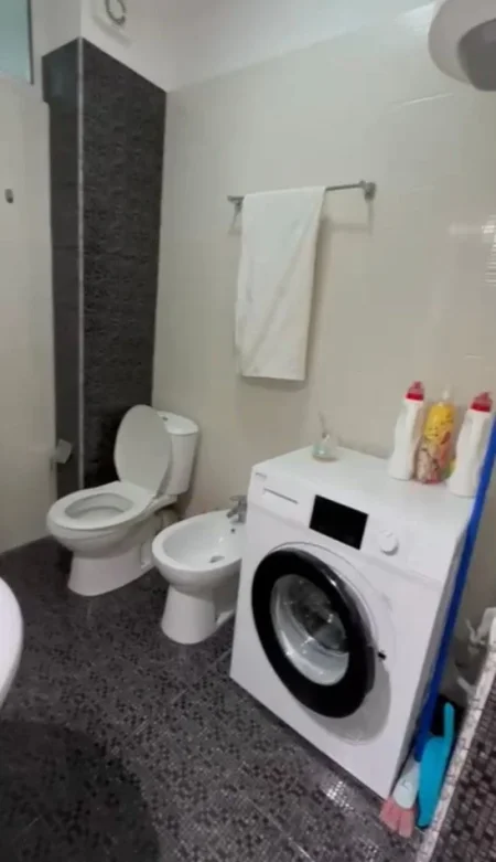 Tirane, jepet me qera apartament 2+1+Ballkon Kati 2, 100 m² 700 € (Liqeni i Thate)