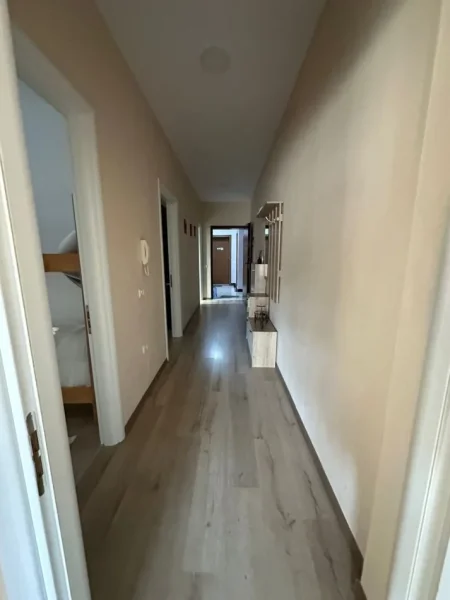 Tirane, jepet me qera apartament 2+1+Ballkon Kati 2, 100 m² 700 € (Liqeni i Thate)
