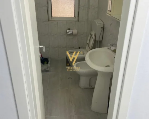 Tirane, jepet me qera zyre Kati 0, 114 m² 600 € (IRFAN TOMINI)