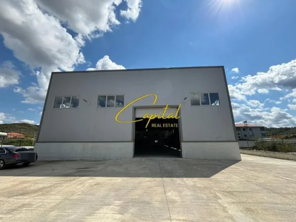 Tirane, jepet me qera magazine Kati 0, 4.300 m² 5.000 € (VORE)