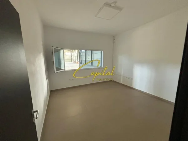 Tirane, jepet me qera magazine Kati 0, 4.300 m² 5.000 € (VORE)