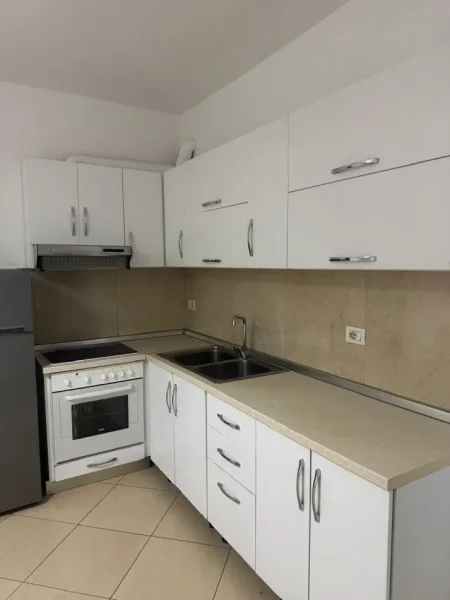 Tirane, jepet me qera apartament 1+1 Kati 4, 70 m² 450 € (fusha aviacionit)