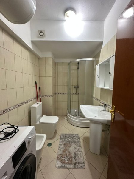 Tirane, jepet me qera apartament 3+1 Kati 4, 136 m² 1.000 € (KOMUNA E PARISIT)