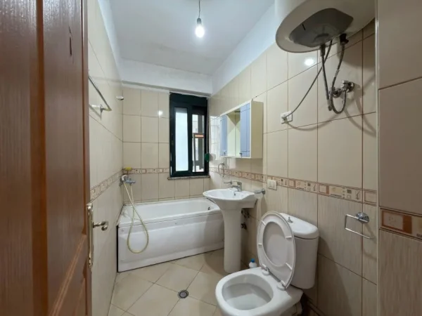 Tirane, jepet me qera apartament 2+1+Ballkon Kati 5, 100 m² 550 € (rruga 5 maji)