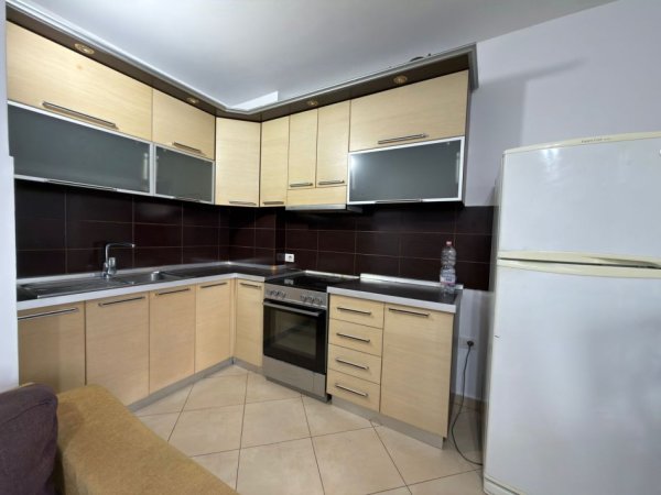 Tirane, jepet me qera apartament 2+1+Ballkon Kati 5, 100 m² 550 € (rruga 5 maji)