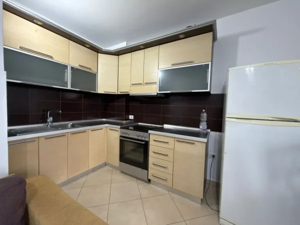 Tirane, jepet me qera apartament 2+1+Ballkon Kati 5, 100 m² 550 € (rruga 5 maji)
