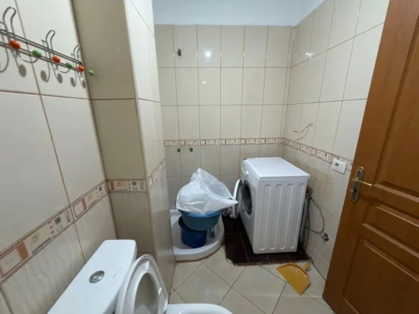 Tirane, jepet me qera apartament 2+1+Ballkon Kati 5, 100 m² 550 € (rruga 5 maji)