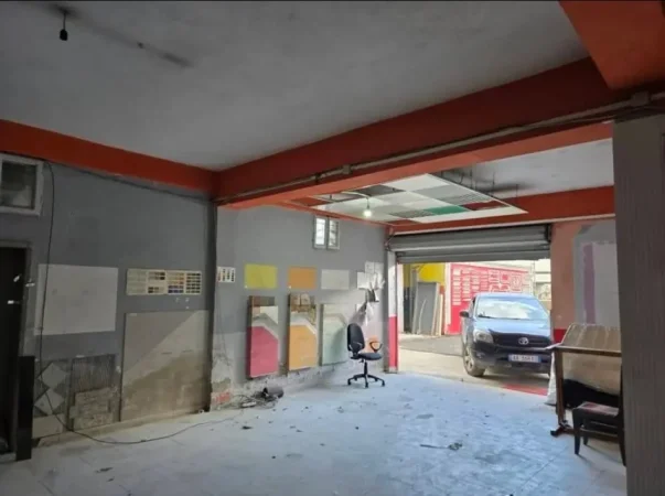 Tirane, jepet me qera magazine Kati 0, 230 m² 1.800 € (PALLATI ME SHIGJETA)