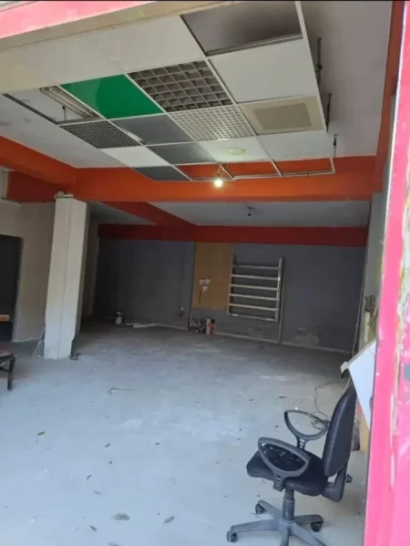 Tirane, jepet me qera magazine Kati 0, 230 m² 1.800 € (PALLATI ME SHIGJETA)