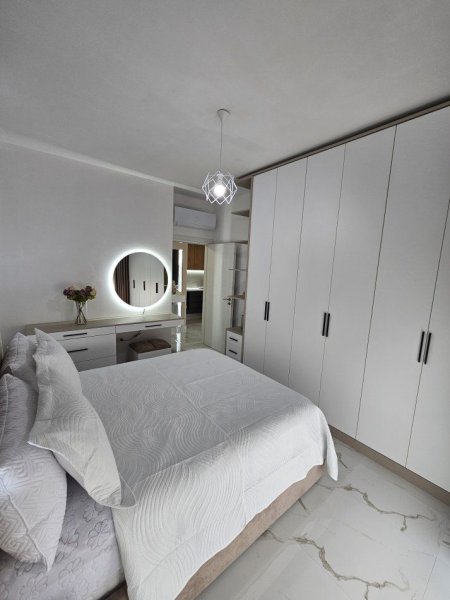 Tirane, jepet me qera apartament 1+1 Kati 8, 68 m² 600 € (XHAMLLIKU)