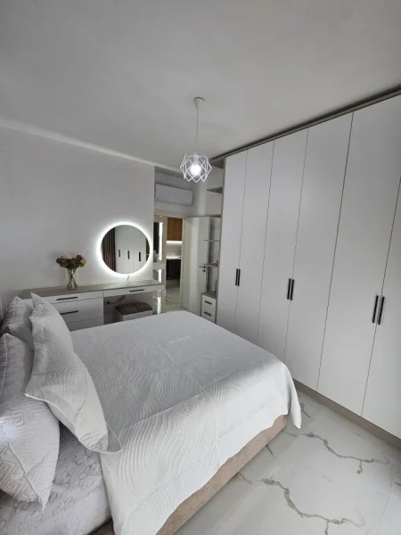 Tirane, jepet me qera apartament 1+1 Kati 8, 68 m² 600 € (XHAMLLIKU)