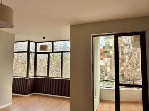 Tirane, jepet me qera zyre Kati 3, 65 m² 700 € (Bulevardi Bajram Curri)