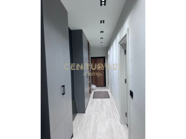 Tirane, jepet me qera apartament 1+1+Ballkon Kati 2, 80 m² 700 € (Bulevardi i Ri)