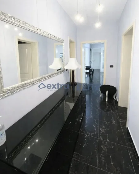 Tirane, jepet me qera apartament 3+1 Kati 7, 140 m² 1.350 € 