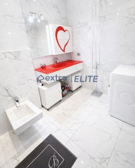 Tirane, jepet me qera apartament 3+1 Kati 7, 140 m² 1.350 € 