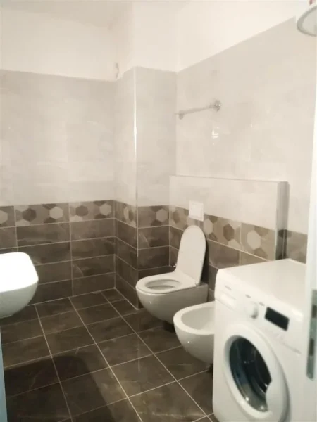 Tirane, jepet me qera apartament 1+1+Ballkon Kati 5, 69 m² 500 € (LAPRAKE)