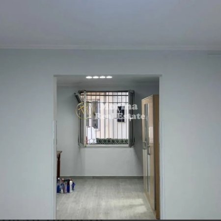 Tirane, jepet me qera ambjent biznesi Kati 0, 113 m² 800 € (Pallati me Shigjeta)