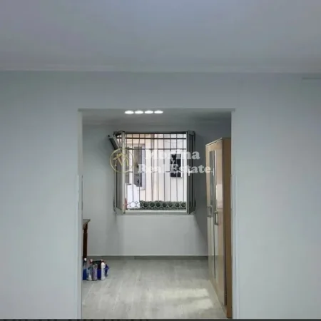 Tirane, jepet me qera ambjent biznesi Kati 0, 113 m² 800 € (Pallati me Shigjeta)